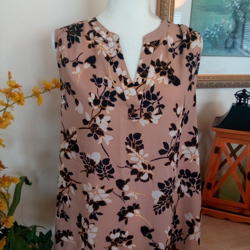 NWOT/High low flower top
